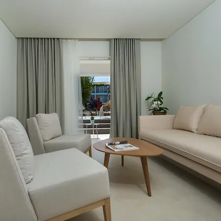 Bitzaro Grande & מלון Kalamákion