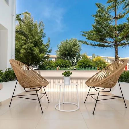 Bitzaro Grande & מלון Kalamákion